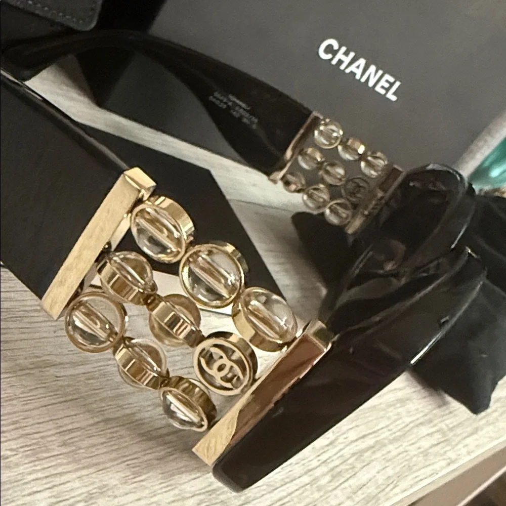 CHANEL 
Oval Sunglasses CH5543A
Full Inclusion - Picture 12 of 12